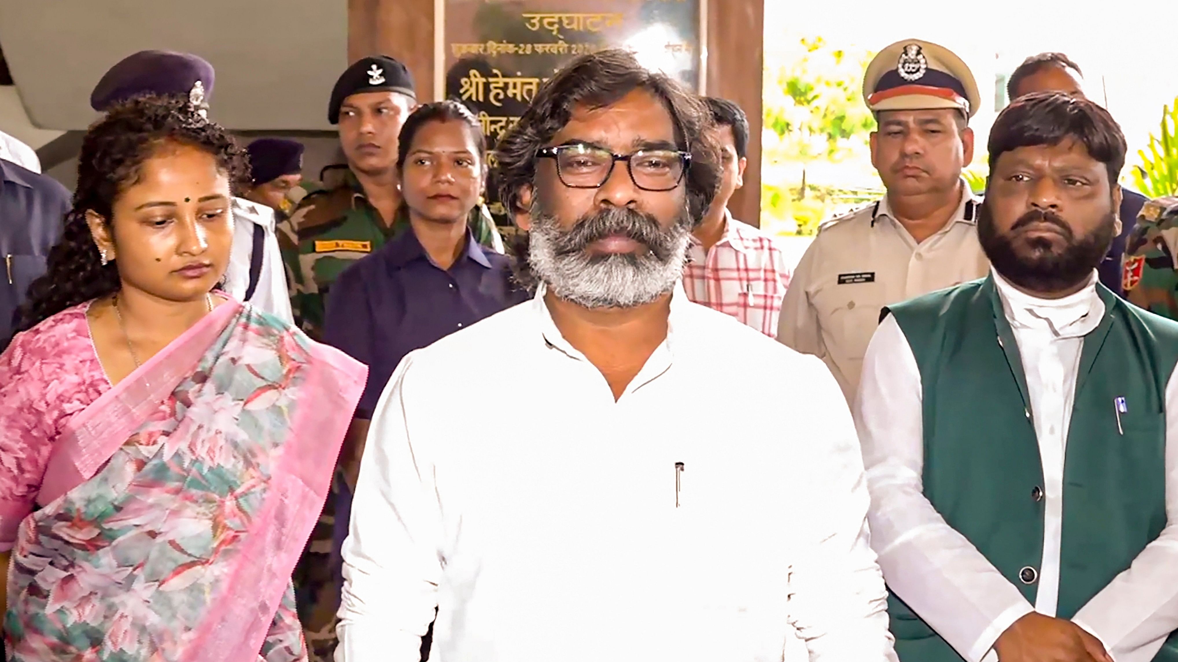 <div class="paragraphs"><p>Jharkhand Chief Minister Hemant Soren with wife and JMM MLA Kalpana Soren after the Supreme Court refused to entertain a petition filed by the ED challenging the bail granted to him in Ranchi on Monday, July 29, 2024. </p></div>