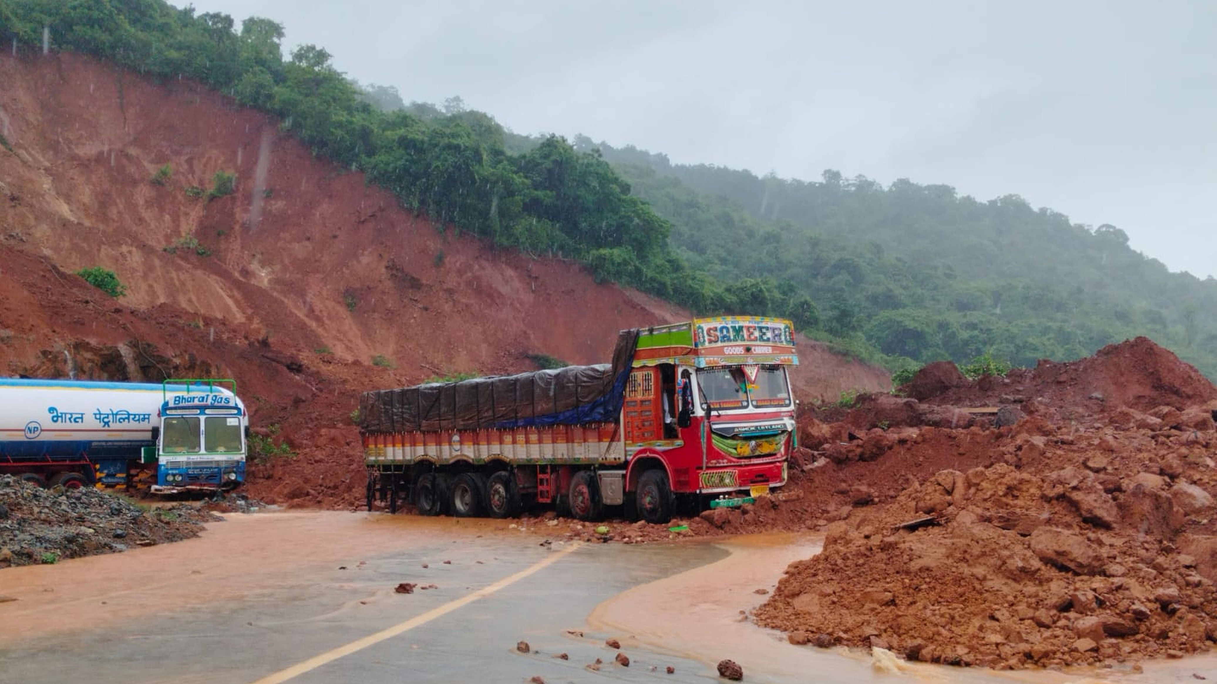 <div class="paragraphs"><p>A tanker and a truck stuck in a landslide in Ankola taluk of Uttara Kannada district on Tuesday. </p></div>