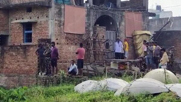 <div class="paragraphs"><p>Security personnel and locals near the residence of Jitan Sahani, father of former minister Mukesh Sahani, after he was found dead, at Ghanshyampur in Darbhanga district, Bihar, Tuesday, July 16, 2024. </p></div>