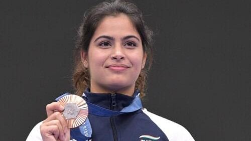 <div class="paragraphs"><p>Manu Bhaker poses for a photograph with her bronze medal after finish third in the 10m air pistol women's final round at the 2024 Summer Olympics, France, Sunday, July 28, 2024.</p></div>