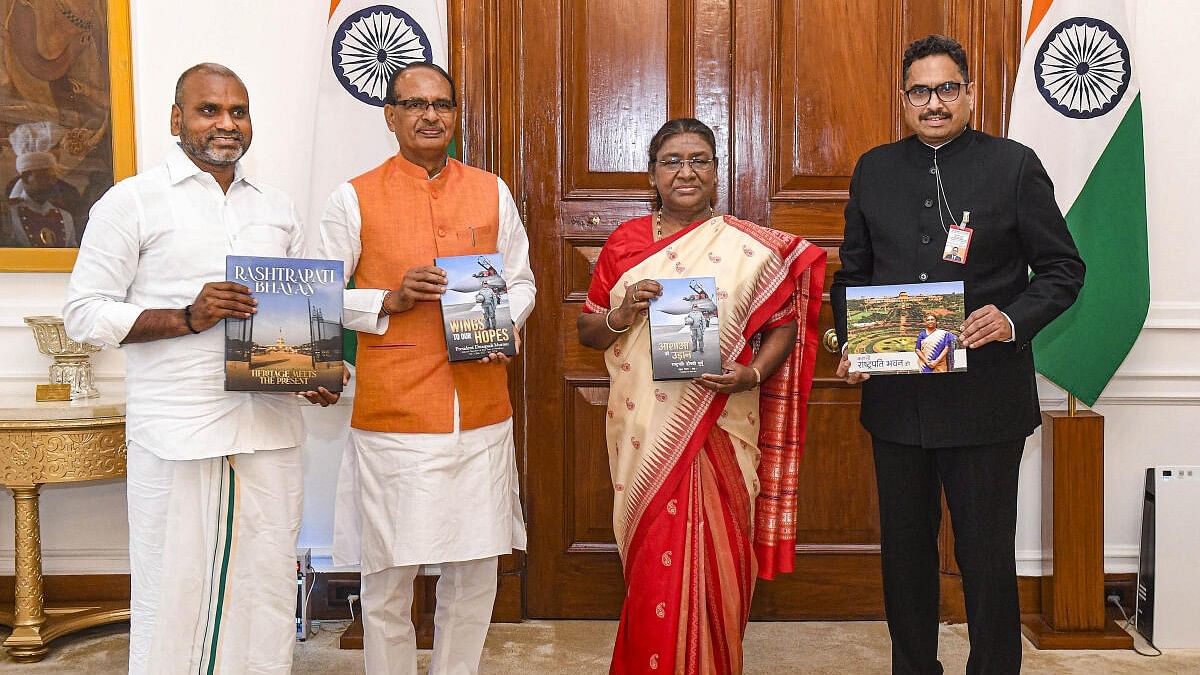 <div class="paragraphs"><p>President Droupadi Murmu with Agriculture Minister Shivraj Singh Chouhan and Minister of State L Murugan  at Rashtrapati Bhavan, in New Delhi.</p></div>