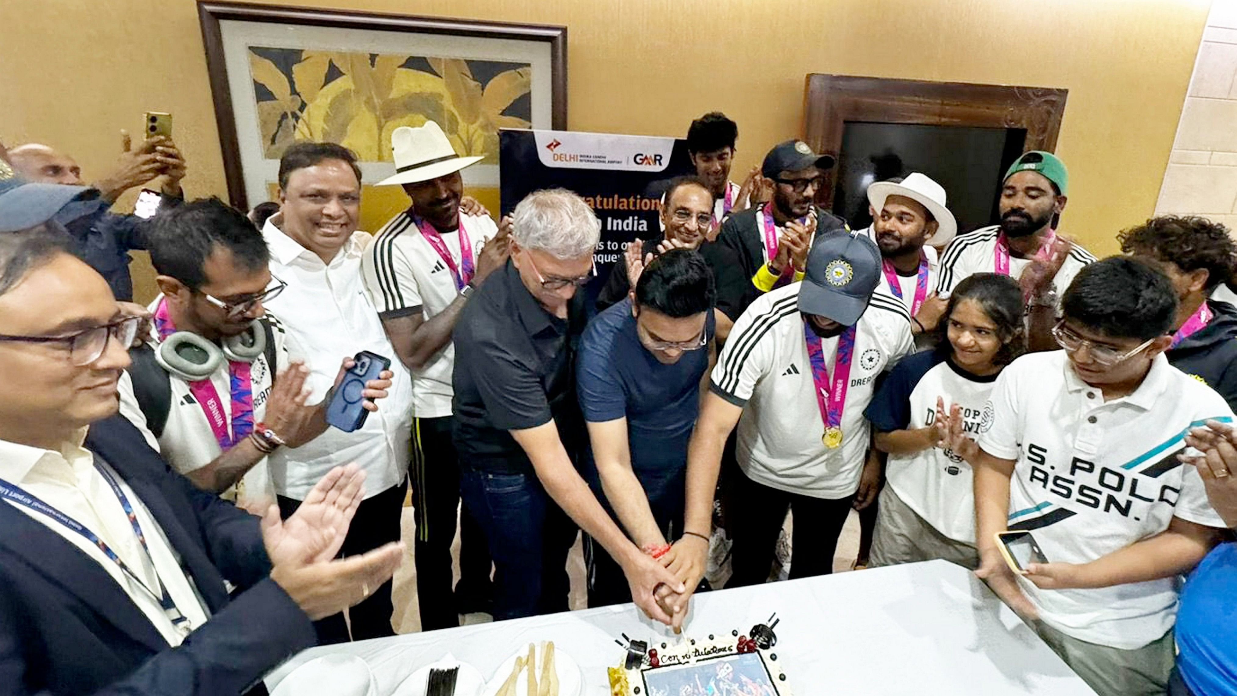 <div class="paragraphs"><p>BCCI President Roger Binny, Secretary Jay Shah and Indian cricket team captain Rohit Sharma cut the cake during celebrations upon the team's arrival at New Delhi airport.</p></div>