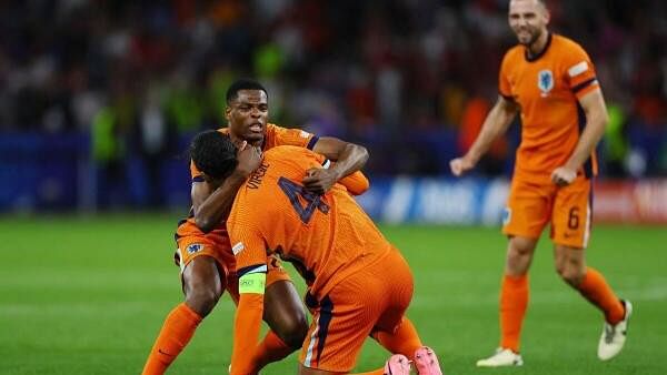 <div class="paragraphs"><p>Euro 2024: Quarter Final - Netherlands v Turkey - Berlin Olympiastadion, Berlin, Germany - Netherlands' Virgil van Dijk and Denzel Dumfries celebrate after the match.</p></div>