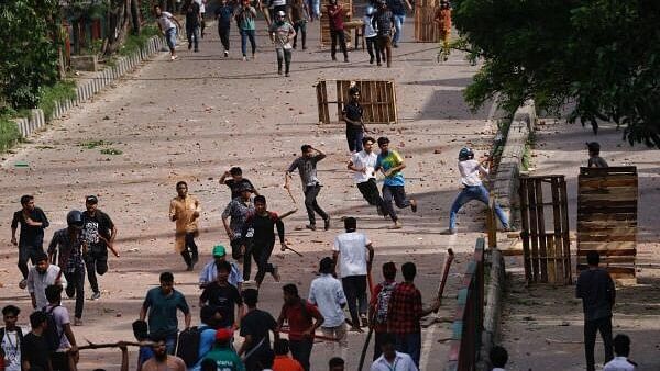 <div class="paragraphs"><p>Bangladesh Chhatra League, the student wing of the ruling party Bangladesh Awami League, and anti-quota protesters engage in a clash in the Dhaka College area, in Dhaka, Bangladesh, July 16, 2024.</p></div>