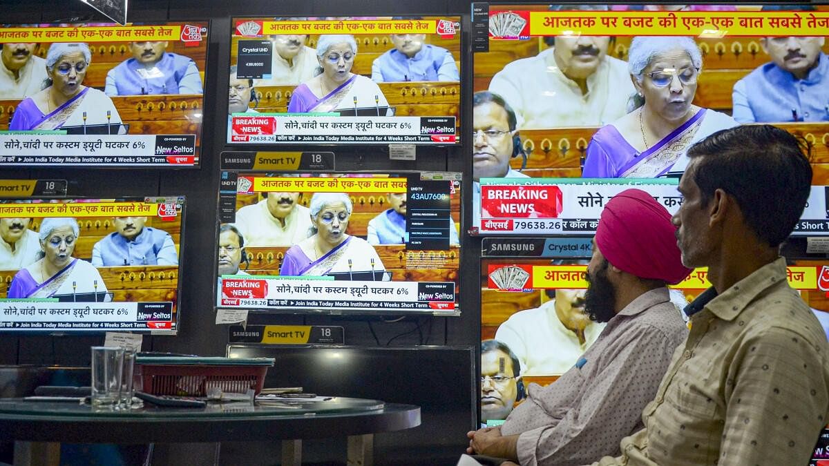 <div class="paragraphs"><p>People watch the live telecast of Union Budget at a TV showroom&nbsp; in Amritsar.</p></div>