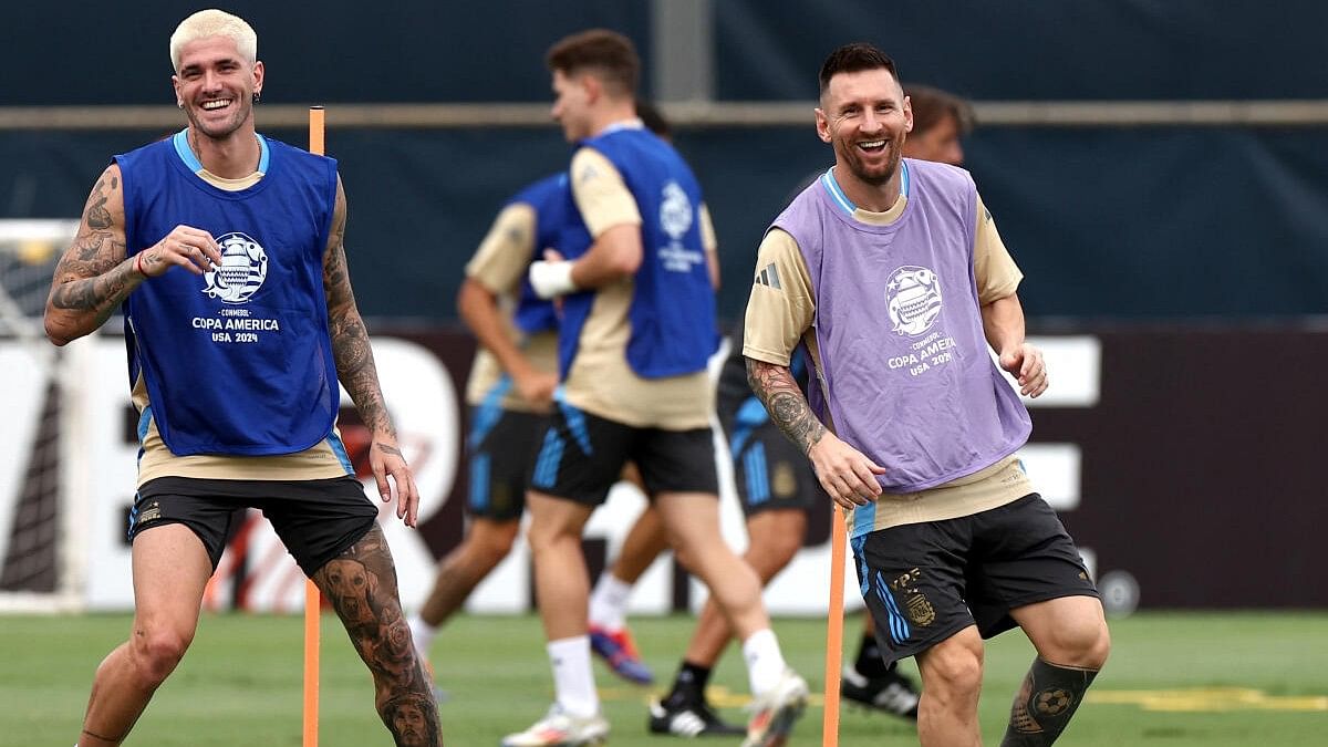 <div class="paragraphs"><p>Argentina's Lionel Messi and Rodrigo De Paul during training.</p></div>