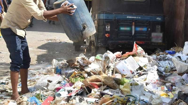 <div class="paragraphs"><p>Speaking to reporters, D K Shivakumar highlighted the common issue of people throwing waste along the roadside instead of giving it to the BBMP waste collectors.</p></div>