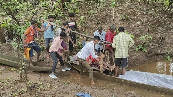 <div class="paragraphs"><p>Family members carry an injured tribal man on a cot to reach a hospital, in Gadchiroli district.</p></div>