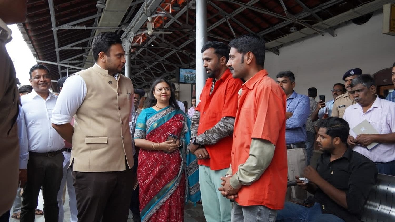 <div class="paragraphs"><p>MP Yaduveer Krishnadatta Chamaraja Wadiyar (L) speaks to Railway employees, in Mysuru, on Monday. Divisional Railway Manager, South Western Railway, Shilpi Agarwal (C) is seen.</p></div>