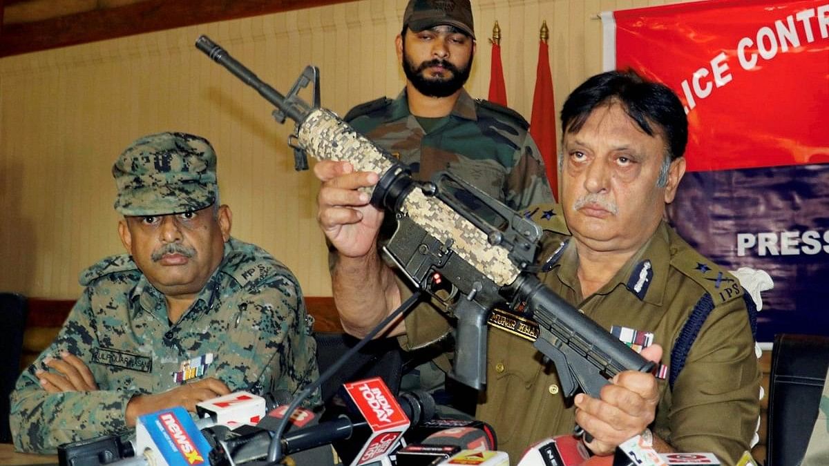 <div class="paragraphs"><p>A US-made M-4 carbine rifle, recovered from terrorists after a gunbattle in Srinagar.</p></div>