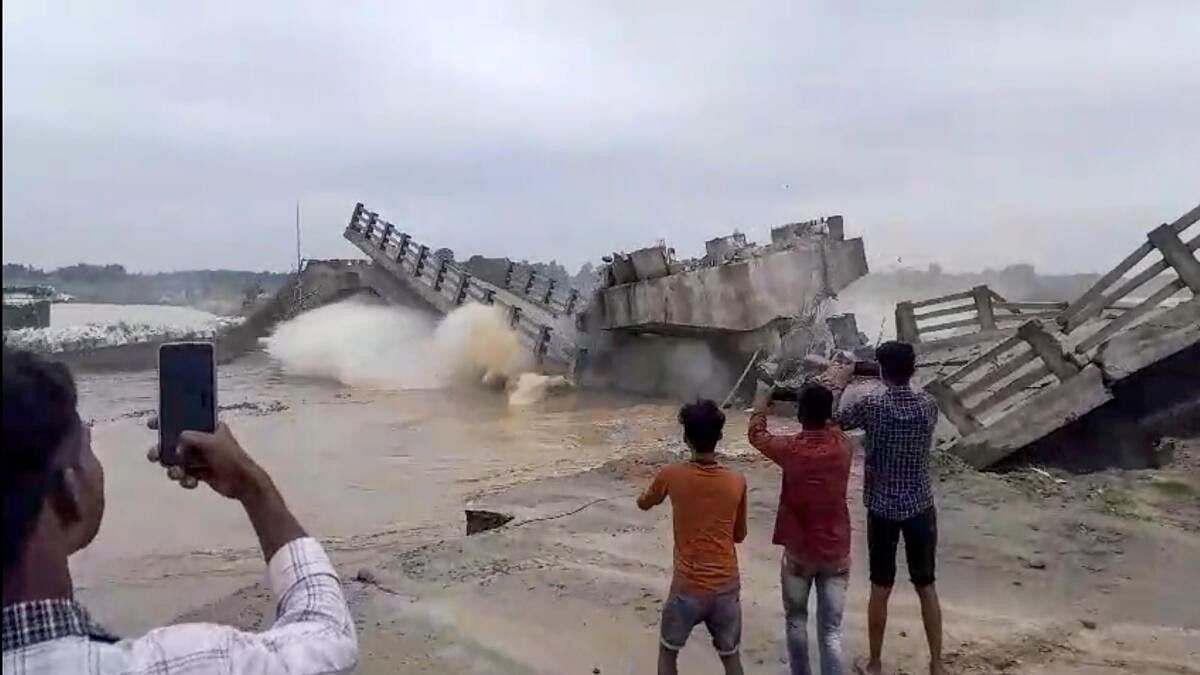 <div class="paragraphs"><p>A bridge collapses into the Bakra river at Padkiya Ghat, in the Sikti block area of Araria, Bihar.</p></div>
