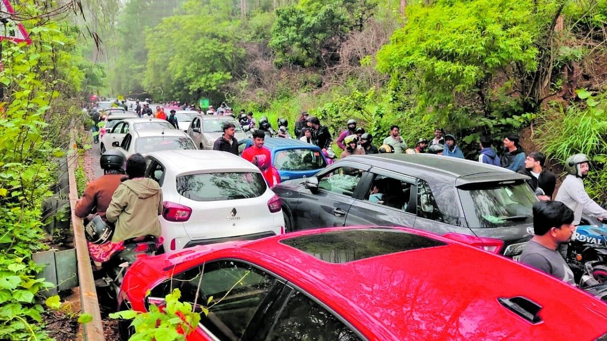 <div class="paragraphs"><p>Nandi Hill in Chikkaballapur district witnessed heavy rush of tourists on Sunday. The visitors were stranded in a long queue of vehicles on the road to the hill station.</p></div>