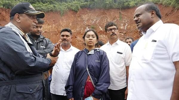 <div class="paragraphs"><p>Union Minister H.D.Kumaraswamy visits the national highway near Shirur in Ankola taluk of Uttara Kannada district where landslide occurred to inspects relief work and road clearance.</p></div>