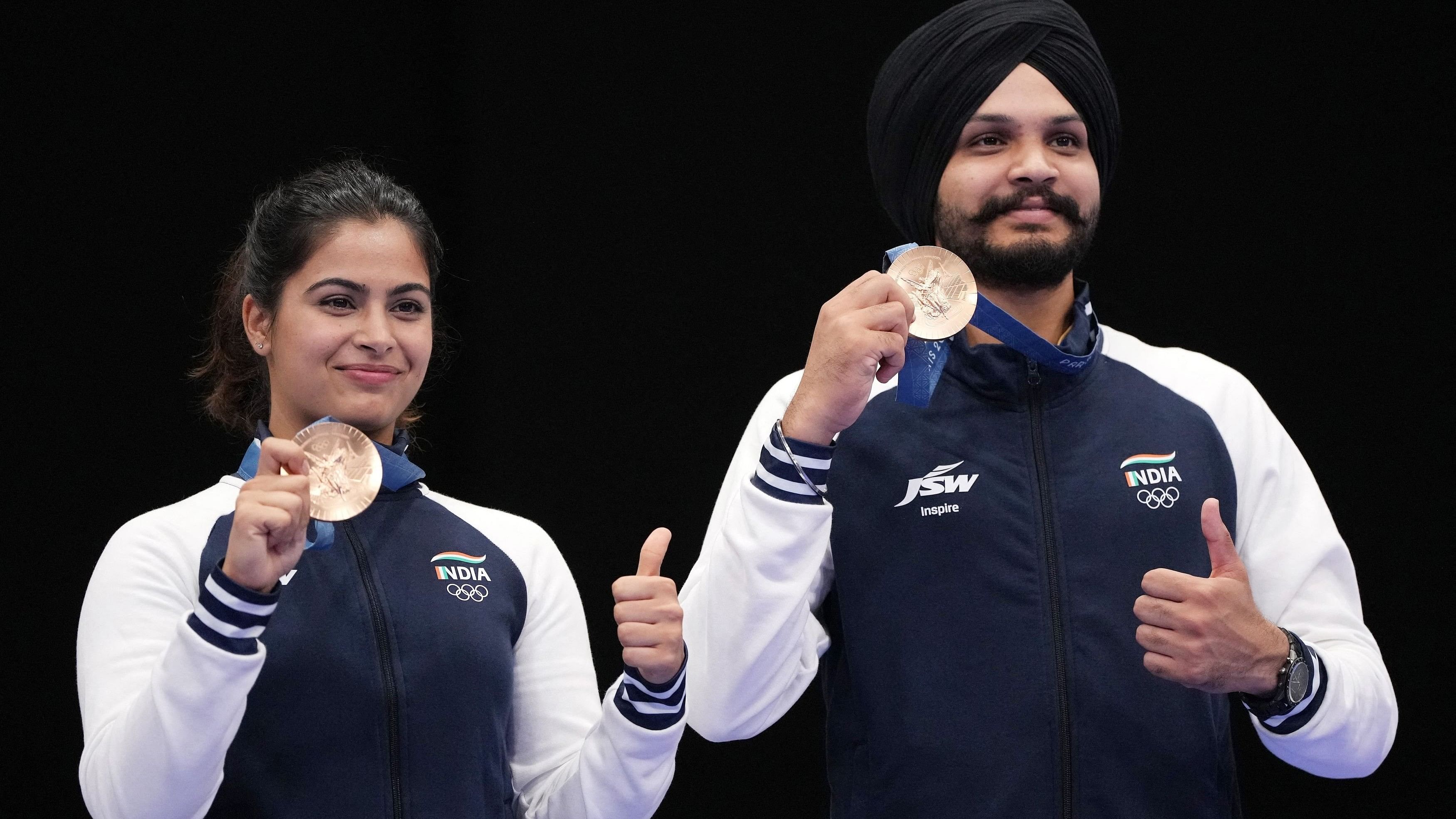 <div class="paragraphs"><p> Bronze medallists Manu Bhaker and Sarabjot Singh  pose with their medals.</p></div>