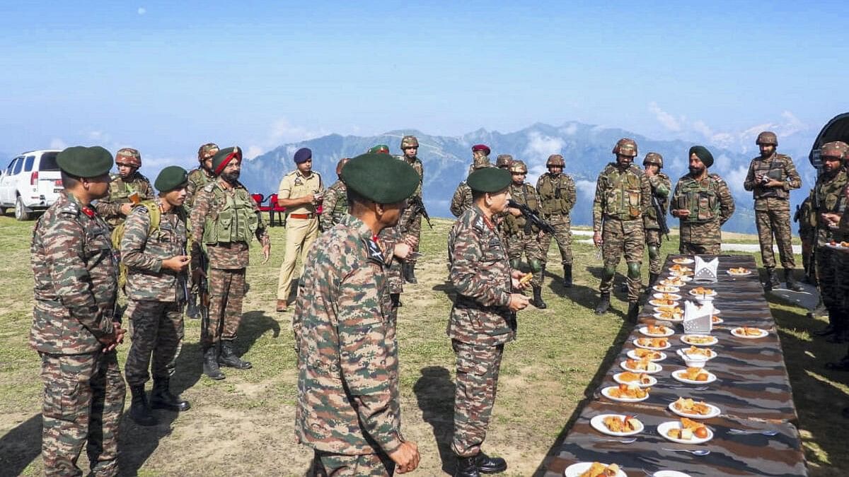 <div class="paragraphs"><p>Chief of the Army Staff General Upendra Dwivedi interacts with the Commanders and troops on ground after reviewing the security situation along the Line of Control during his visit at the forward locations of Chinar Corps.</p></div>