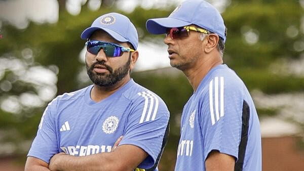 <div class="paragraphs"><p>Indian head coach Rahul Dravid (R).</p></div>