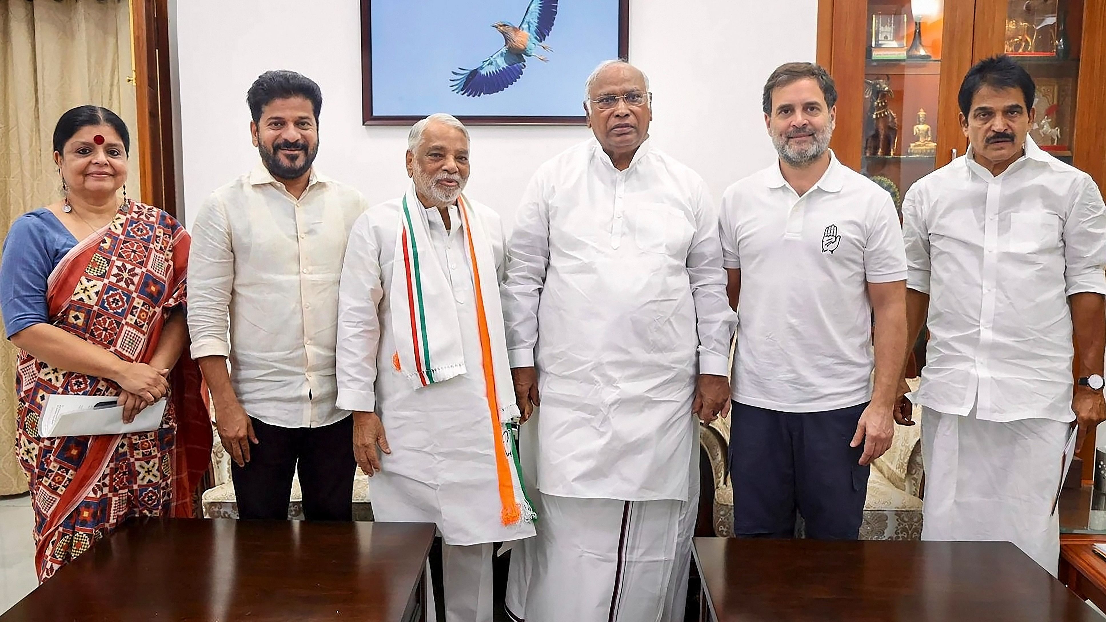 <div class="paragraphs"><p>Newly joined Congress leader K Keshava Rao with Telangana CM A Revanth Reddy, party President Mallikarjun Kharge and party MPs Rahul Gandhi and K C Venugopal, in New Delhi, on Wednesday.</p></div>