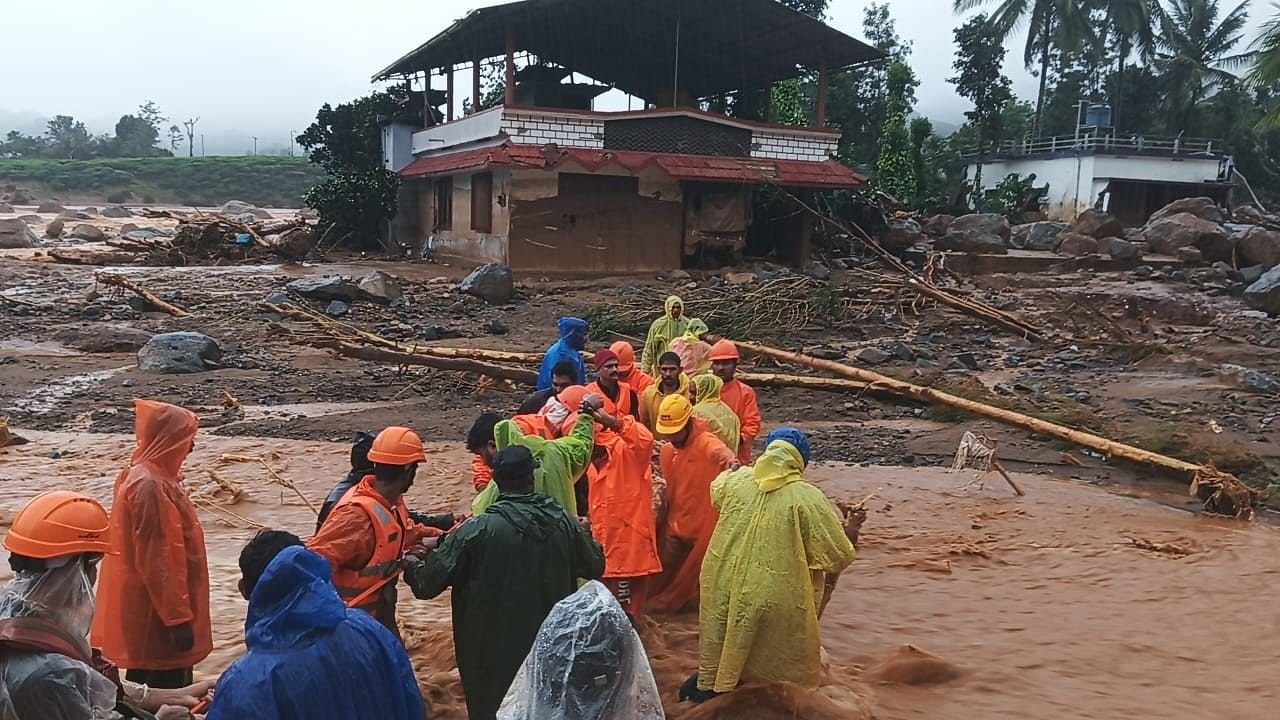 <div class="paragraphs"><p>NDRF personnel conduct a rescue operation and rescue the loacls in Waynad, Kerala.</p></div>