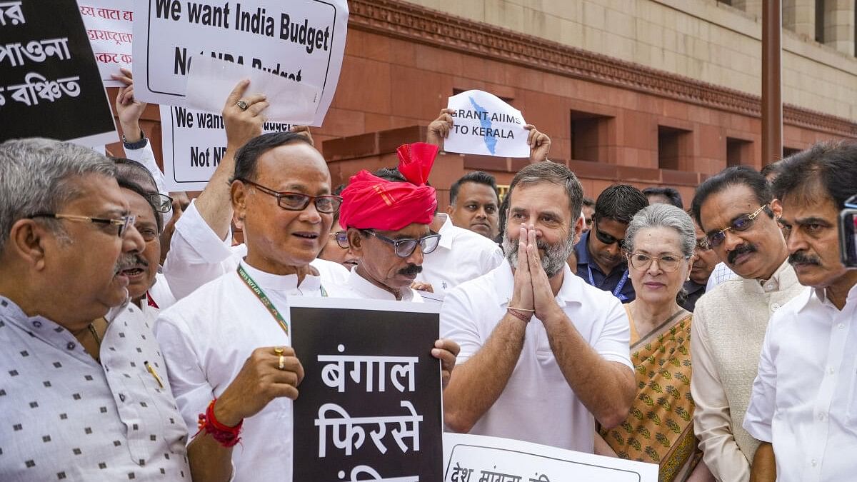 <div class="paragraphs"><p>Lok Sabha LoP Rahul Gandhi, Congress MP Sonia Gandhi and others during an Opposition's protest inside Parliament premises claiming discrimination in Union Budget 2024 during the Monsoon session, in New Delhi, Wednesday, July 24, 2024.</p></div>