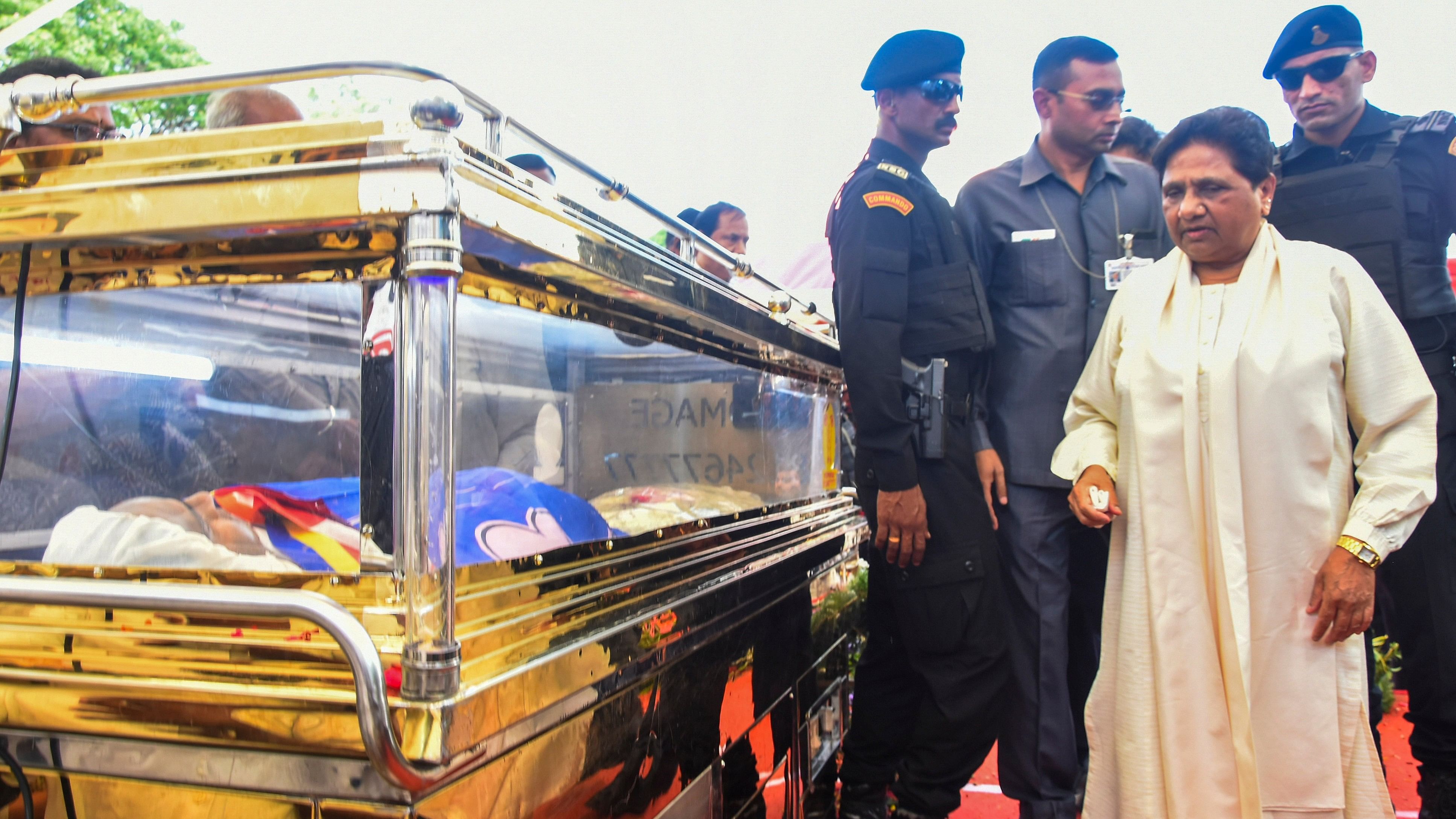 <div class="paragraphs"><p>Bahujan Samaj Party (BSP) chief Mayawati pays her last respects to the mortal remains of party leader K. Armstrong, who was hacked to death by a six-member gang, in Chennai, Sunday, July 7, 2024. </p></div>