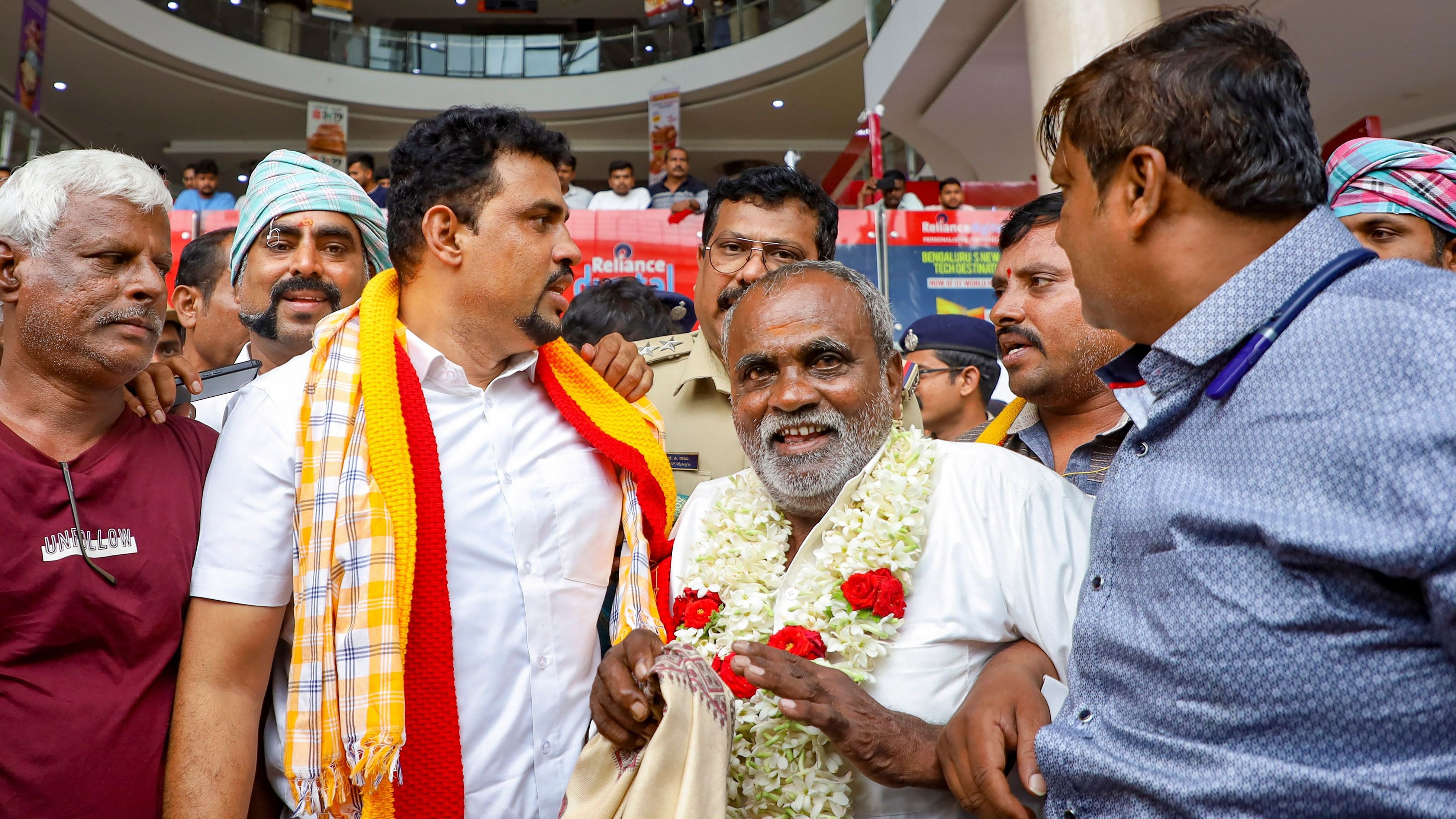 <div class="paragraphs"><p> Septuagenarian farmer Fakeerappa, who was earlier denied entry owing to his attire of the traditiona 'panche' (dhoti), along with Kannada activist enters the G T Mall, in Bengaluru, on Wednesday.</p></div>