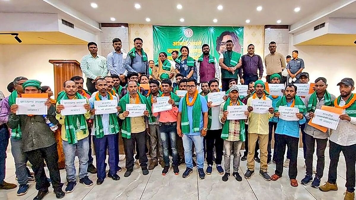 <div class="paragraphs"><p>JMM leader Kalpana Soren with the migrant labourers after felicitating them upon their return from Cameroon, South Africa, in Giridih district, Jharkhand. </p></div>