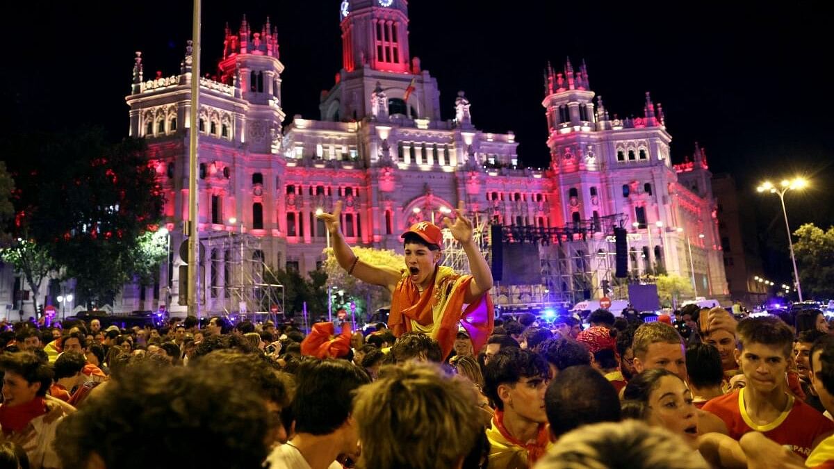 <div class="paragraphs"><p>Spain fans celebrate after the match at the Plaza de Cibeles</p></div>