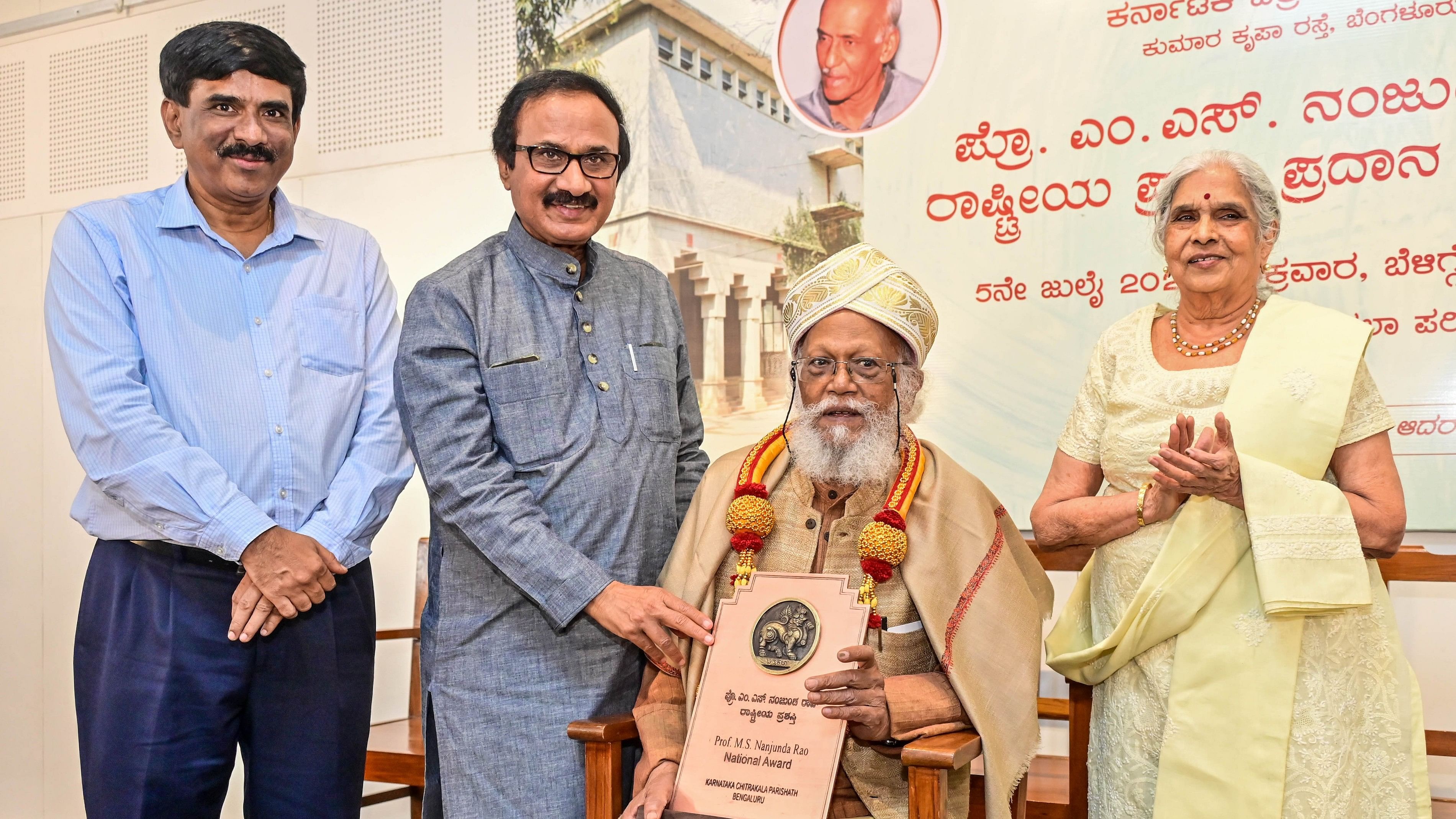 <div class="paragraphs"><p>CKP president BL Shankar confers the Prof MS Nanjunda Rao National Award on artist Jatin Das in Bengaluru on Friday.&nbsp;</p></div>