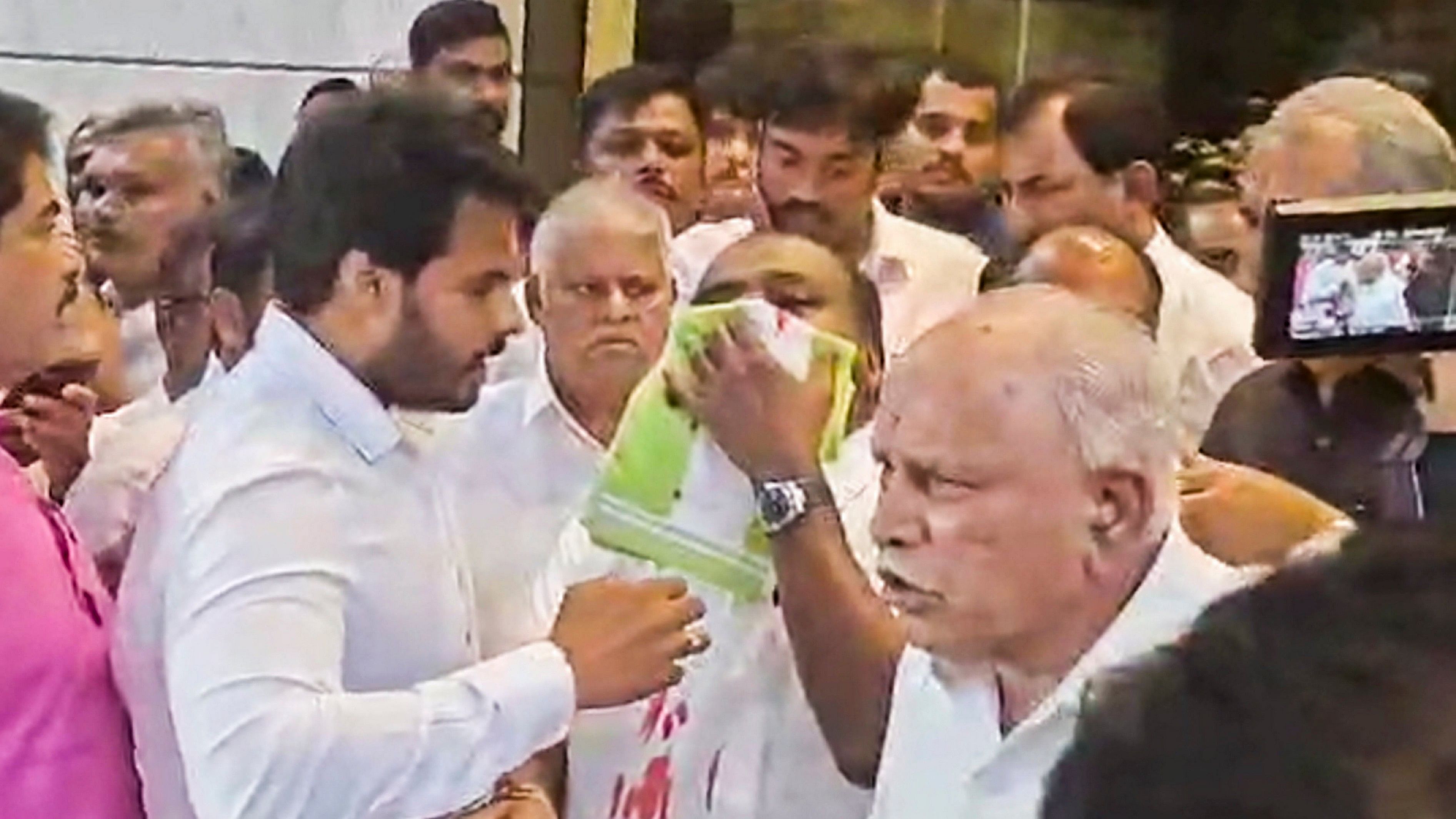 <div class="paragraphs"><p>Union Minister and JD (S) leader HD Kumaraswamy seen covering his nose during a press conference, in Bengaluru, Sunday, July 28, 2024.</p></div>