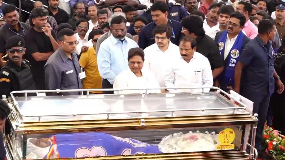 <div class="paragraphs"><p>Bahujan Samaj Party (BSP) chief Mayawati pays her last respects to the mortal remains of party leader K. Armstrong, who was hacked to death by a six-member gang, in Chennai, Sunday, July 7, 2024.</p></div>