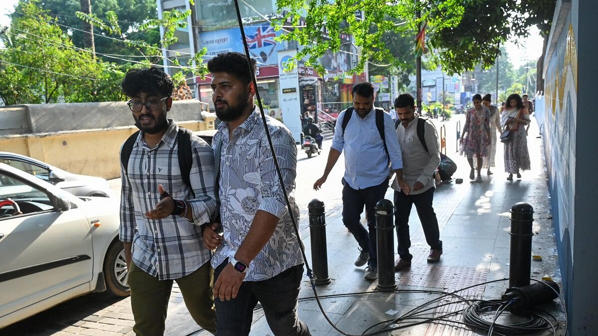 <div class="paragraphs"><p>Optical fibre cables on footpath, which causes problem for the pedestrians and motorists alike. (Representative image)</p></div>