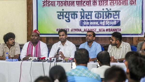 <div class="paragraphs"><p> National Students' Union of India President Varun Choudhary along with the leaders of other INDIA bloc student organisations addresses a press conference over the alleged irregularities in NEET-UG 2024 exam, in New Delhi.</p></div>