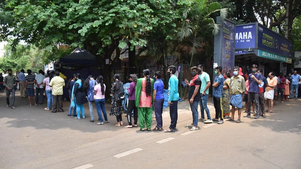 <div class="paragraphs"><p>People queue up to get themselves tested at a primary health centre in Sanjaynagar, Bengaluru, on Thursday.</p></div>