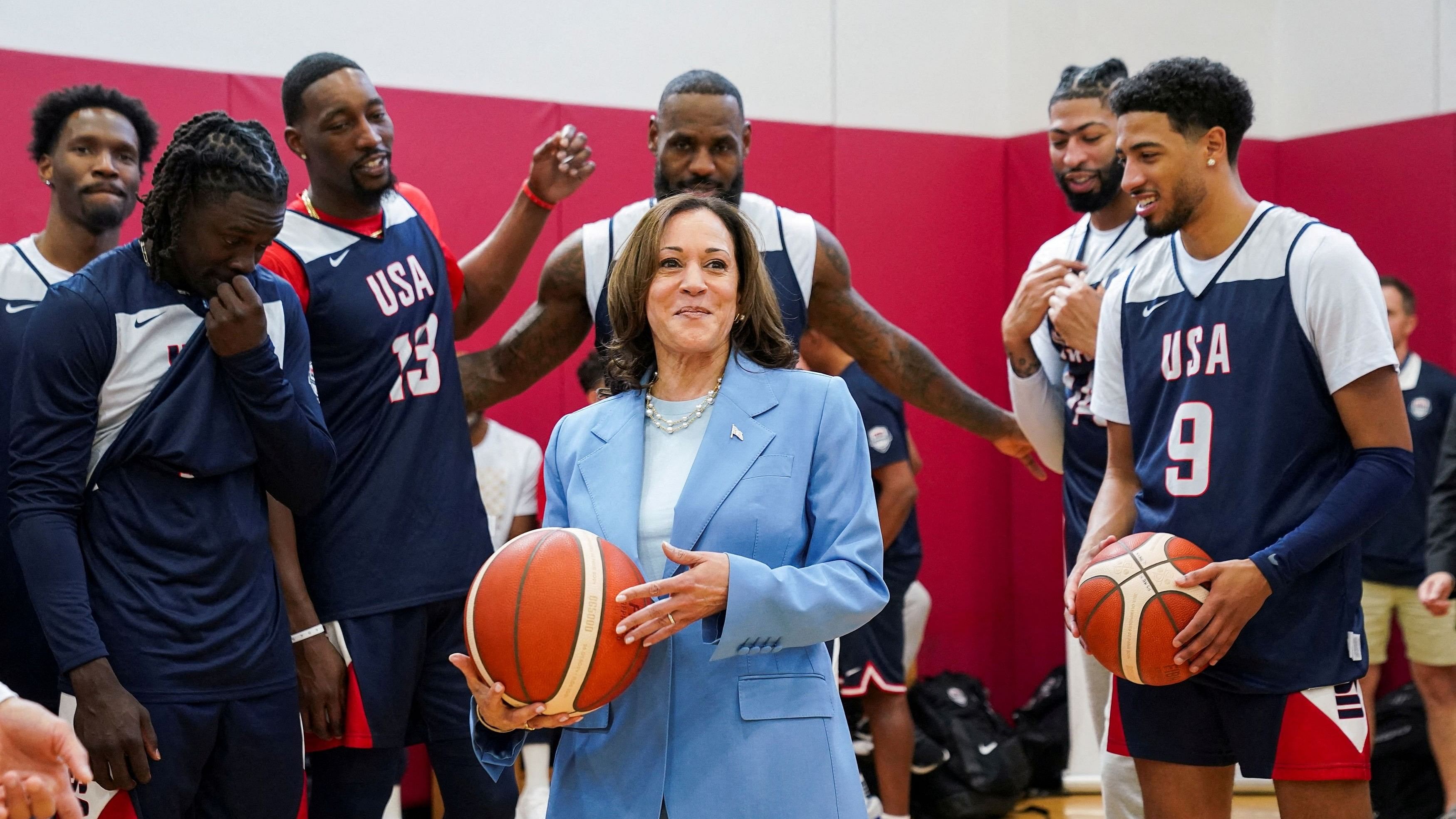 <div class="paragraphs"><p>VP Kamala Harris (centre)</p></div>