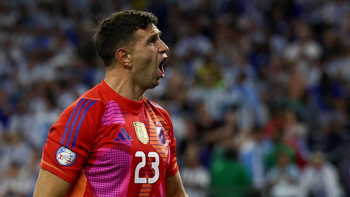 <div class="paragraphs"><p>Argentina's Emiliano Martinez celebrates after winning the penalty shootout.</p></div>