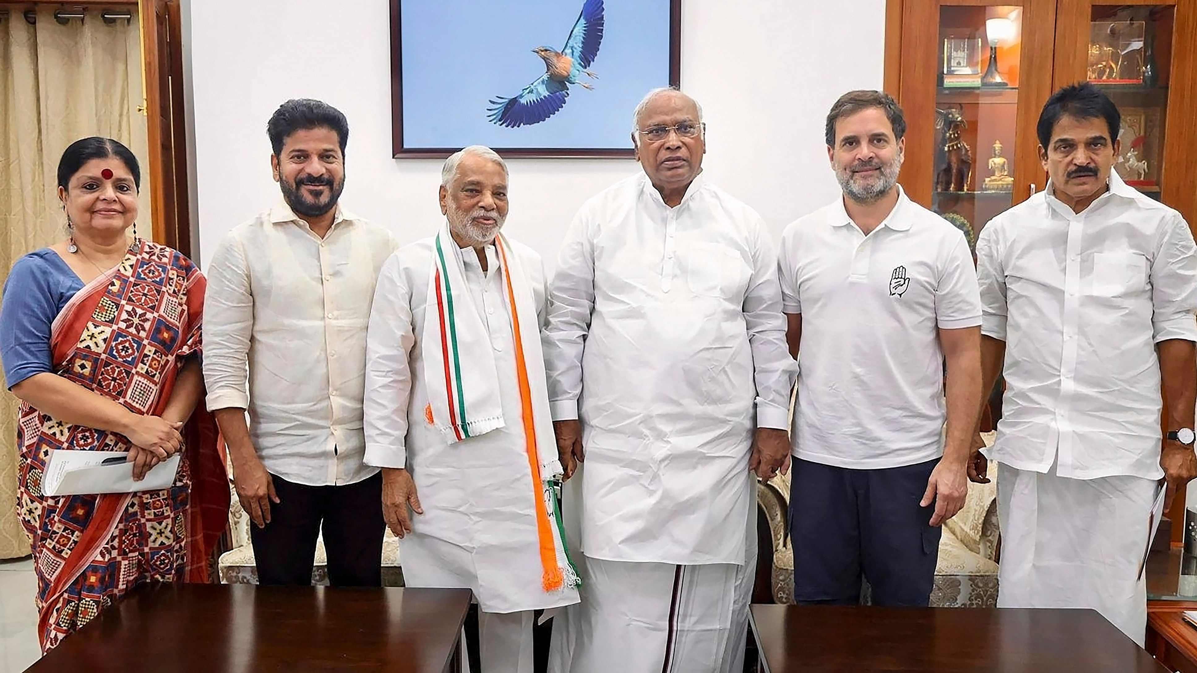 <div class="paragraphs"><p>Newly joined Congress leader K Keshava Rao with Telangana CM A Revanth Reddy, party President Mallikarjun Kharge and party MPs Rahul Gandhi and K C Venugopal, in New Delhi, Wednesday, July 3, 2024.</p></div>