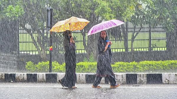 <div class="paragraphs"><p>People amid rains in Mumbai</p></div>