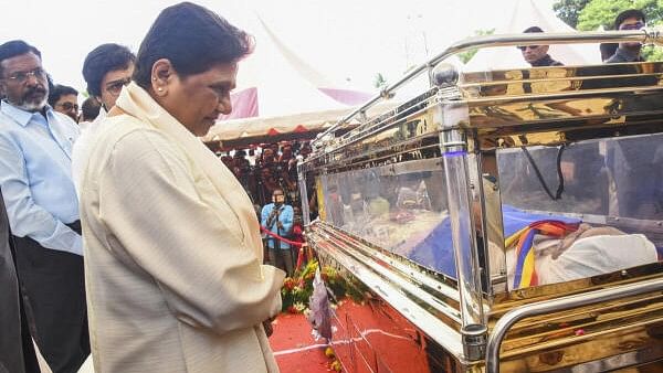 <div class="paragraphs"><p>Mayawati pays respects to slain Tamil Nadu BSP chief K Armstrong</p></div>