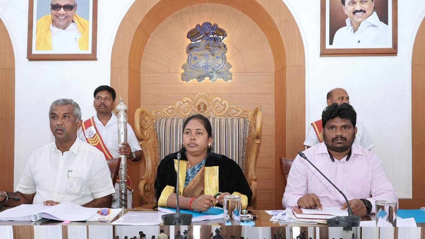 <div class="paragraphs"><p>First woman Mayor of Coimbatore A Kalpana (Centre).</p></div>