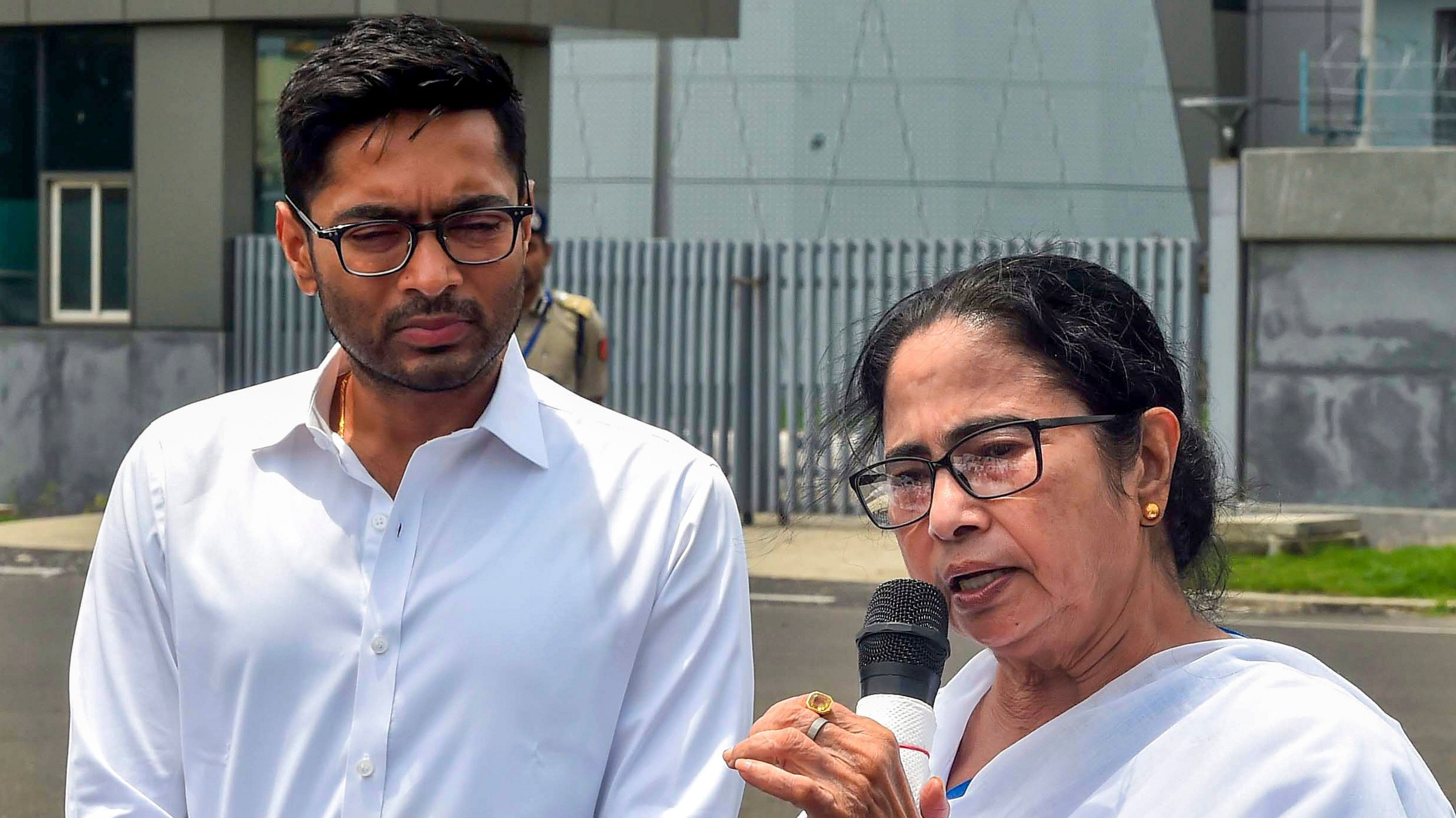 <div class="paragraphs"><p>West Bengal Chief Minister and TMC chief Mamata Banerjee with the party's National General Secretary Abhishek Banerjee addresses the media at the Netaji Subhash Chandra Bose International Airport before leaving for Delhi, in Kolkata, Friday, July 26, 2024. </p></div>