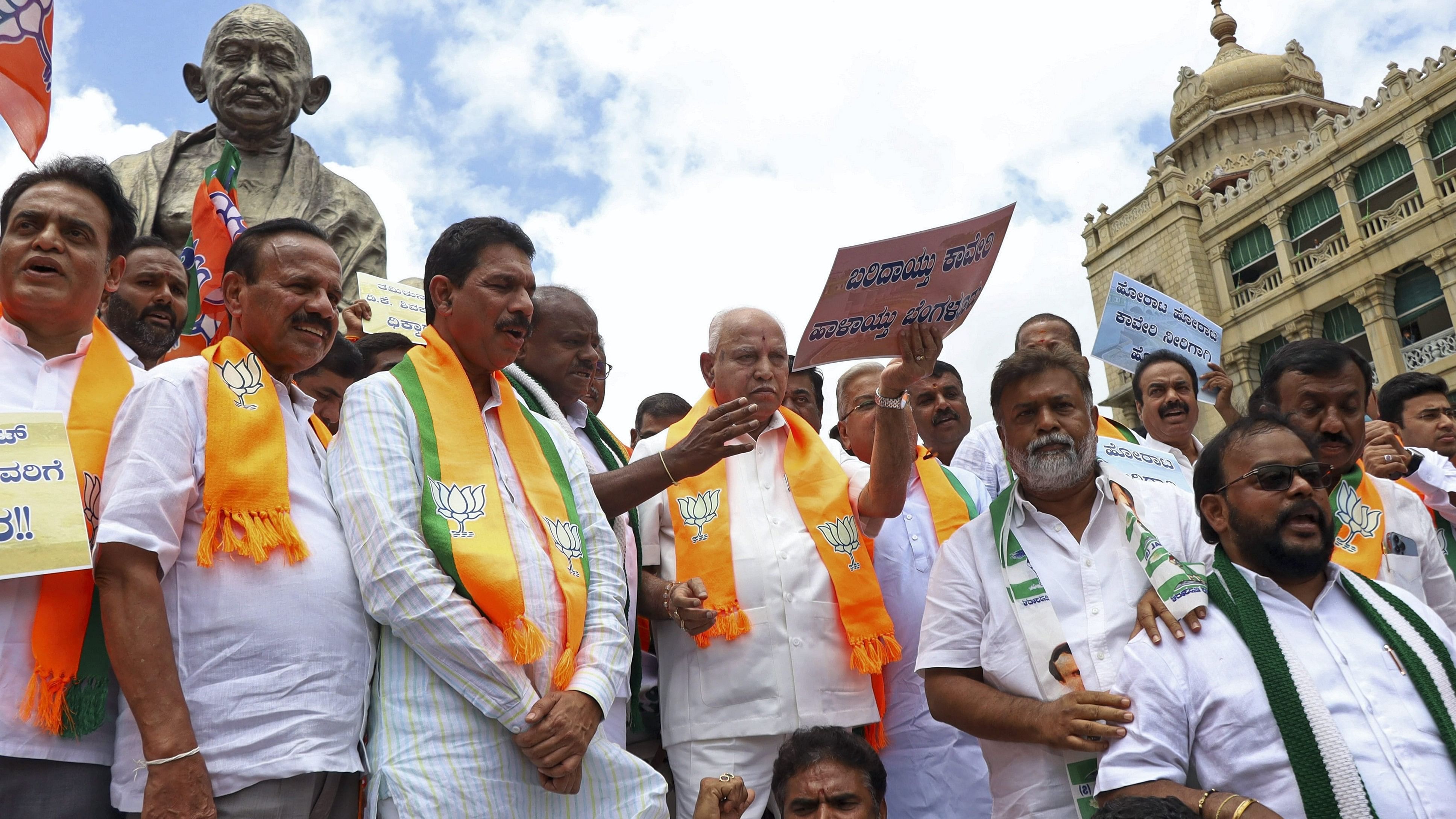 <div class="paragraphs"><p>BJP leader BS Yediyurappa and Karnataka BJP President Nalin Kumar Kateel with JD(S) leader HD Kumaraswamy and others during a protest against Karnataka Government </p></div>