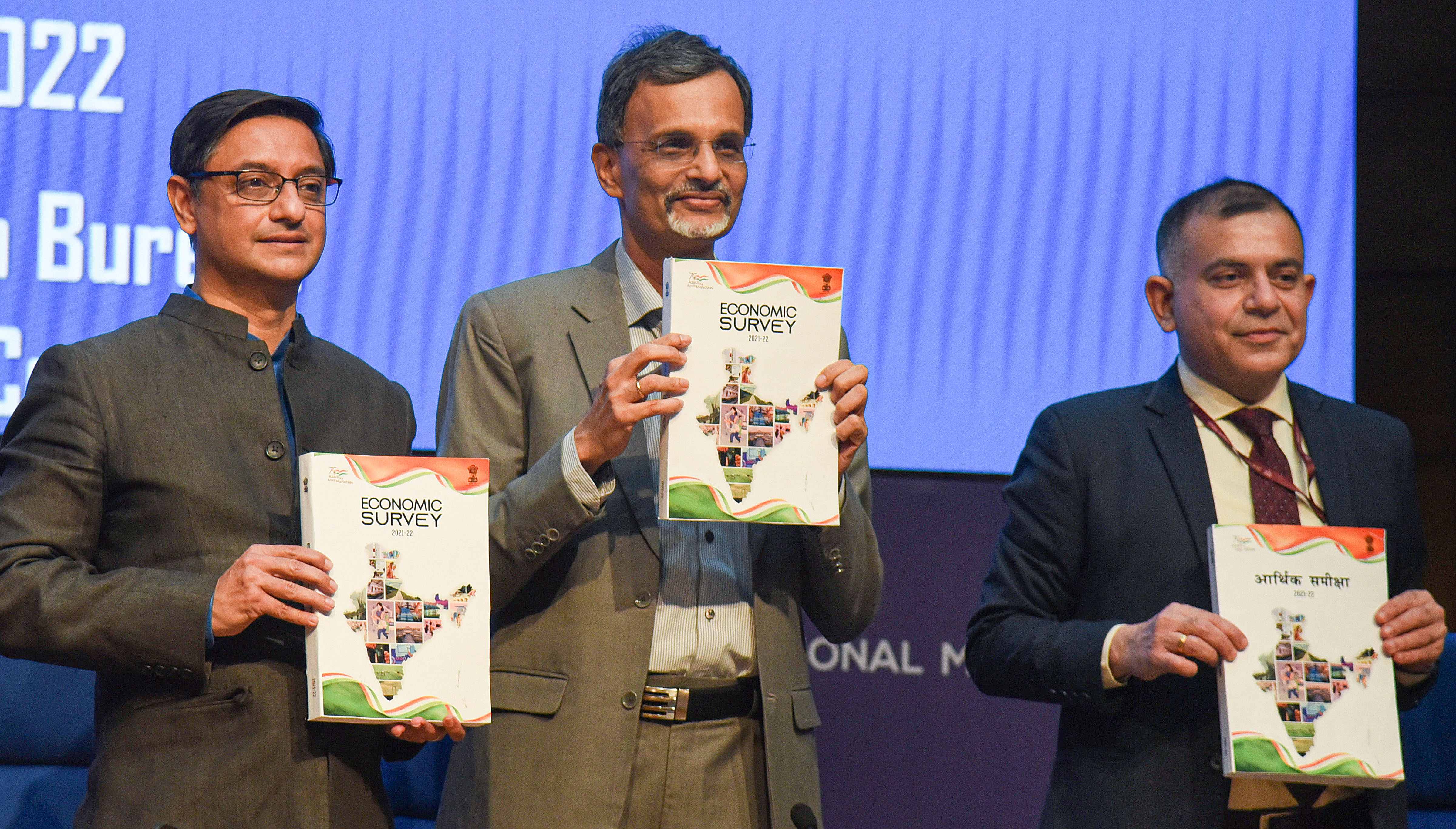 <div class="paragraphs"><p>Chief Economic Advisor V Anantha Nageswaran along with Principal Economic adviser Sanjeev Sanyal and Rajiv Mishra shows Economic Survey 2021-22,  in New Delhi, Monday, Jan. 31, 2022.</p></div>