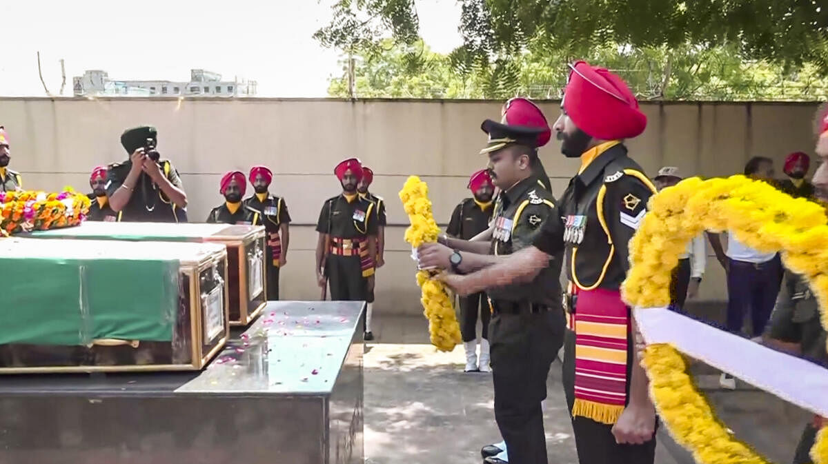 <div class="paragraphs"><p>Army personnel lay a wreath on the mortal remains of Sepoys Bijendra and Ajay Kumar Singh who were martyred after an encounter with terrorists in Jammu and Kashmir’s Doda district, in Jaipur, Wednesday, July 17, 2024.</p></div>