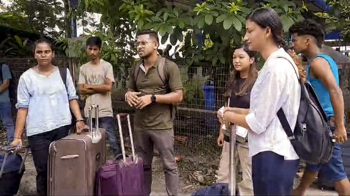 <div class="paragraphs"><p>Students studying in Bangladesh's universities return to India.</p></div>