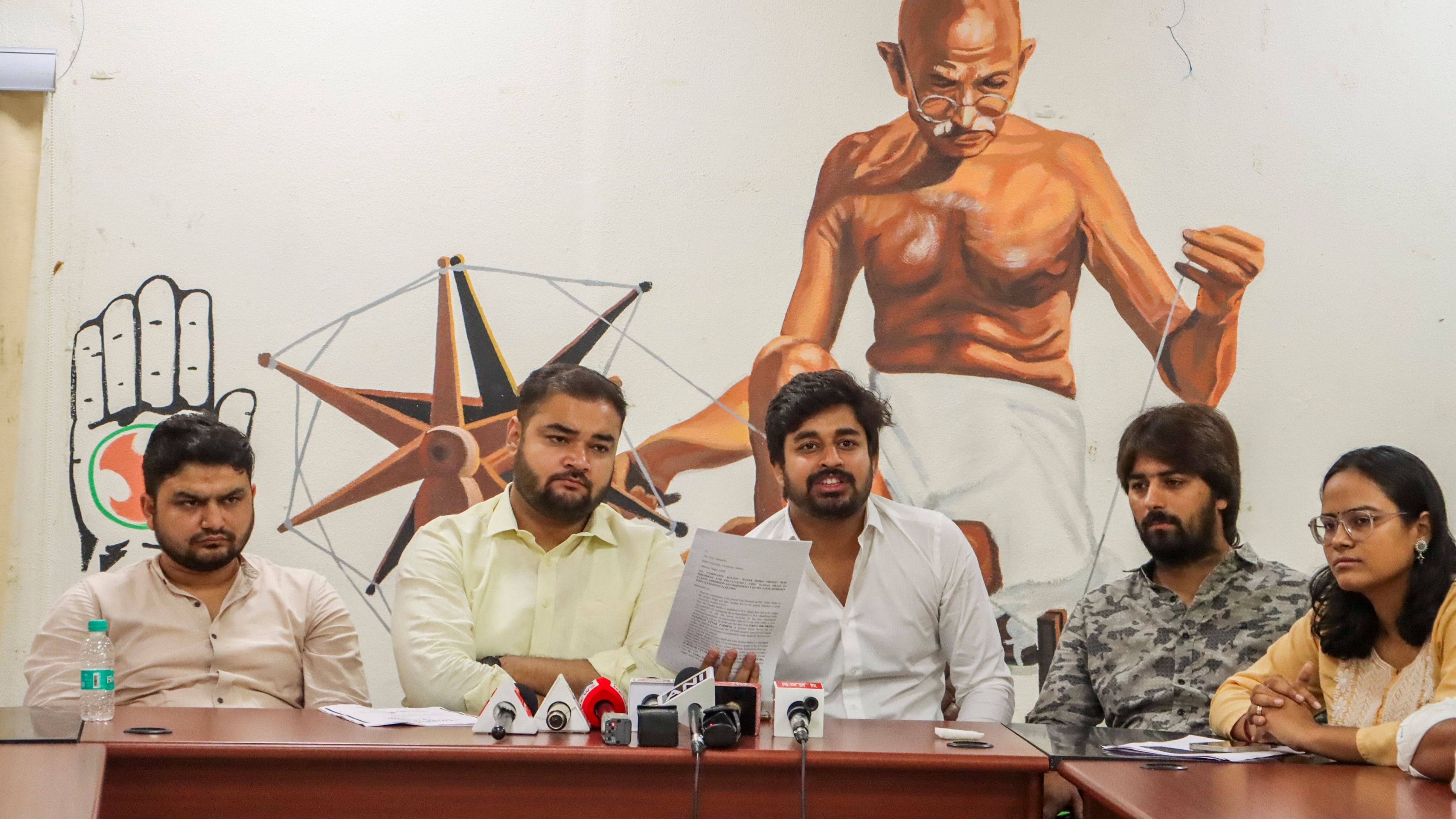 <div class="paragraphs"><p> Delhi University Students Union (DUSU) Vice President Abhi Dahiya (centre) with National Students' Union of India (NSUI) leader Akshay Lakra (second from left) and others addresses a press conference on the issue of ABVP's DUSU President Tushar Dedha's alleged use of fraudulent mark sheets to gain admission to DU, in New Delhi, Wednesday, July 10, 2024. </p></div>