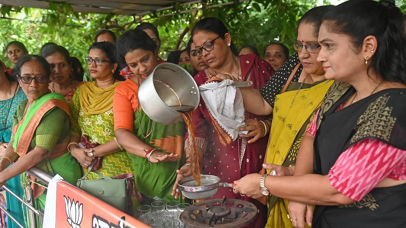 <div class="paragraphs"><p>Mangaluru Nagara Dakshina Mandala Mahila Morcha members prepare black tea to protest against hike in price of milk, in front of Mini Vidhana Soudha in Mangaluru on Monday</p></div>