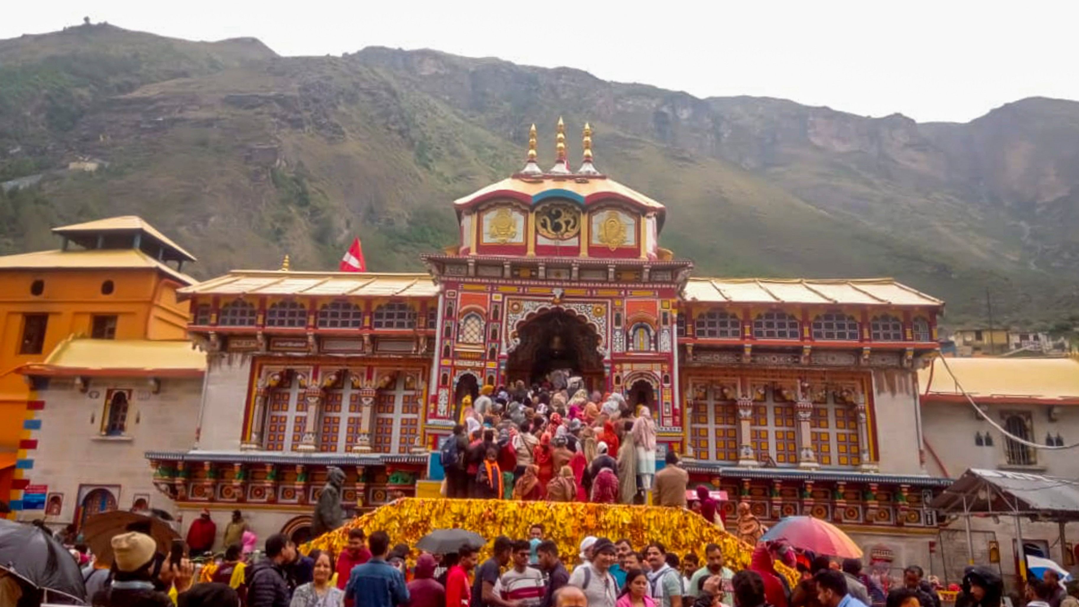 <div class="paragraphs"><p>Devotees during the 'Char Dham Yatra' at Badrinath Temple.</p></div>