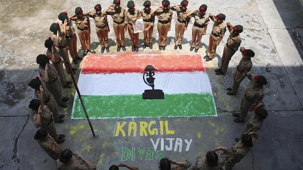 <div class="paragraphs"><p>NCC cadets pay tribute to ‘Kargil War’ martyrs on the 25th anniversary of the ‘Kargil Vijay Diwas’, in Jammu, Friday, July 26, 2024. </p></div>