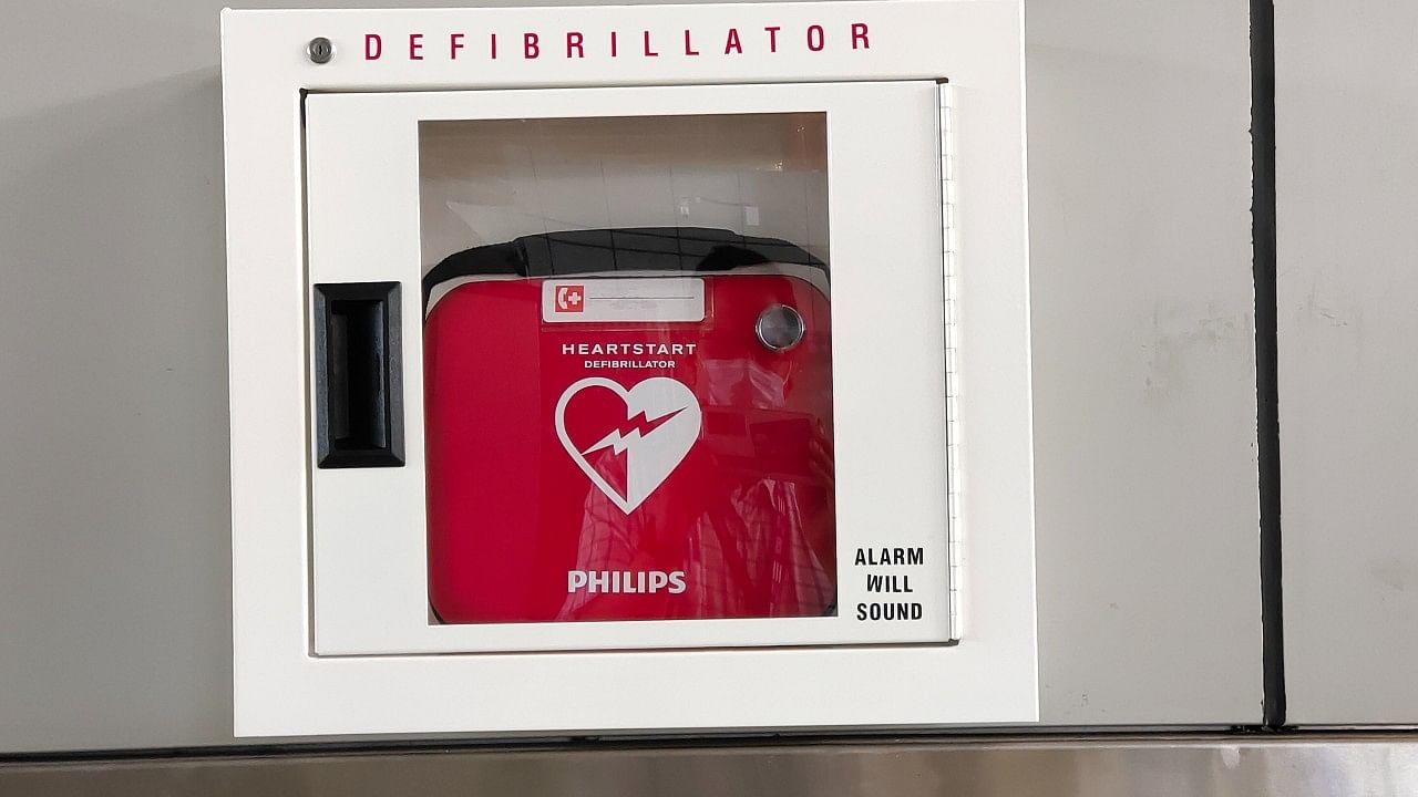 <div class="paragraphs"><p>Representative image of a automated external defibrillator.</p></div>