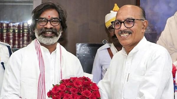 <div class="paragraphs"><p>Jharkhand Chief Minister Hemant Soren welcomes State Assembly Speaker Rabindra Nath Mahato during a special session of the Assembly for the floor test of the Soren-led Jharkhand government</p></div>